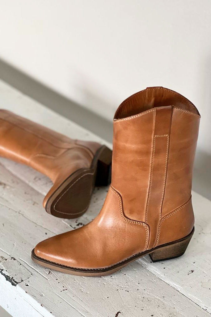 Tracy boots, dark tan BYPIAS