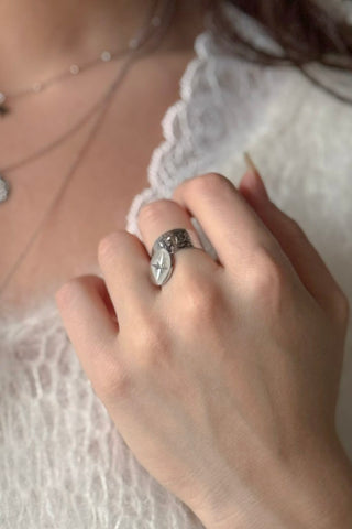 Allaire sormus, hopea