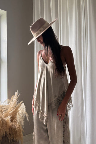 Amoura Lace satiinitoppi, taupe