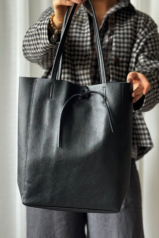 Essential tote nahkalaukku, musta