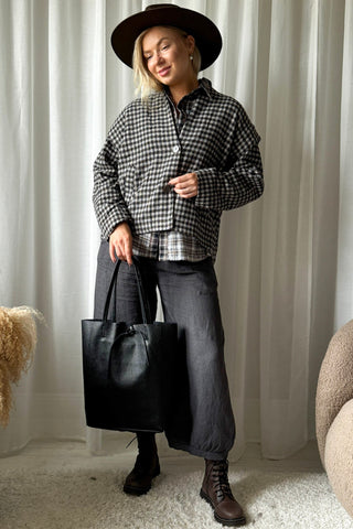 Essential tote nahkalaukku, musta