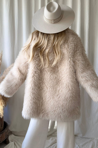 Hali midi tekoturkki, luonnonvalkoinen