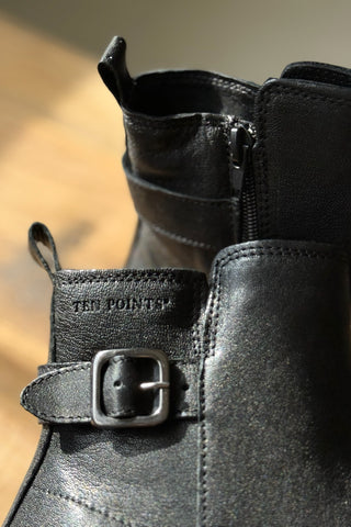 Karin bootsit, musta