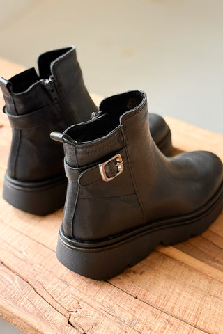 Karin bootsit, musta