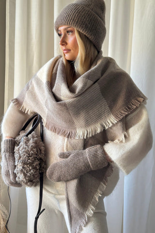  Triangular check scarf, beige