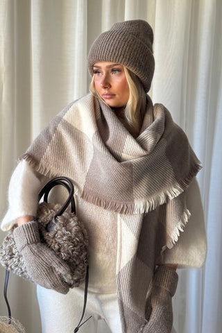  Triangular check scarf, beige