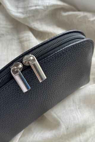 Leather toiletry bag, black