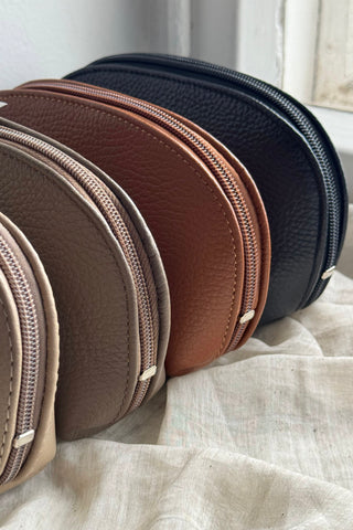 Leather toiletry bag, black