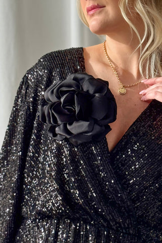 Satin Glow ruusuke, musta