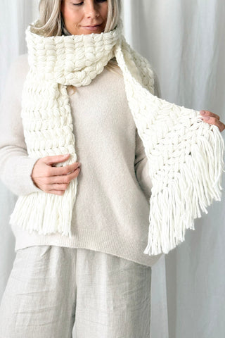 Akira neulehuivi, luonnonvalkoinen