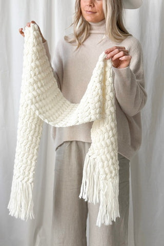 Akira neulehuivi, luonnonvalkoinen