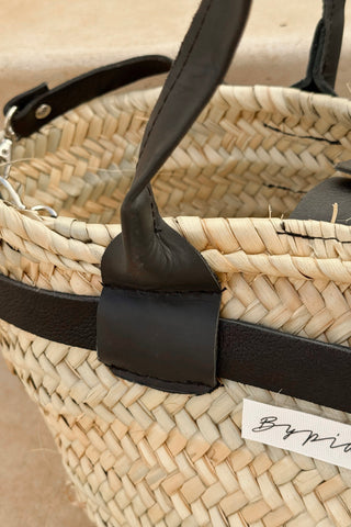 Castanja korikassi, musta