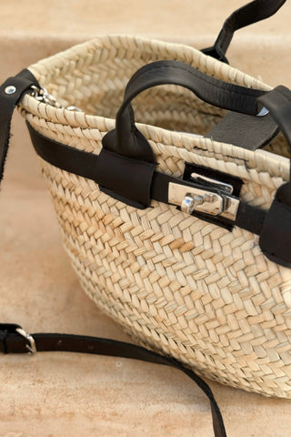 Castanja korikassi, musta