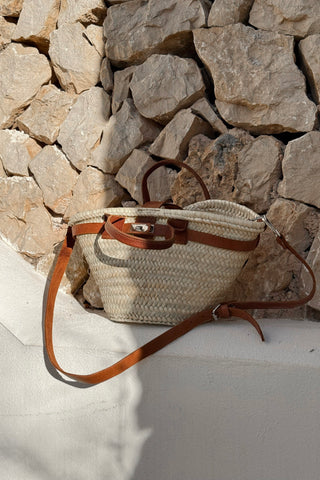 Castanja korikassi, ruskea