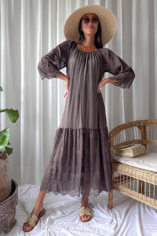 Daisy Dreams silkkiviskoosimekko, coffee