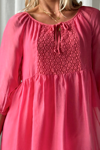 Lucy Rose silkkiviskoosimekko, coral