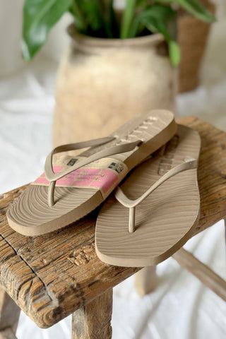 Flip-flops, sand