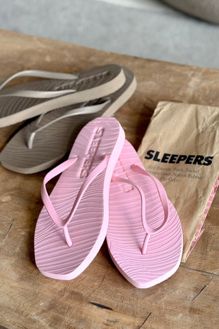 Flip-flops, sand