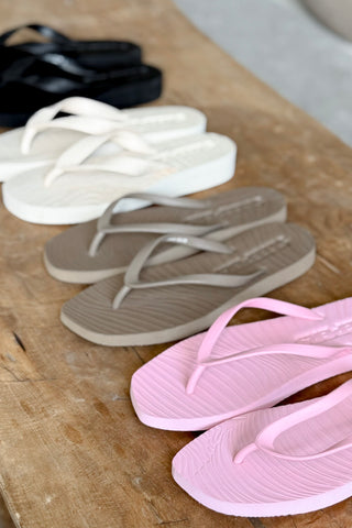 Flip-flops, sand