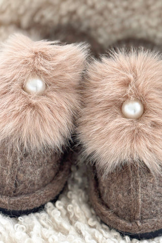 Toffeli aamutossut helmellä, ruskea