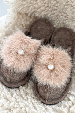 Toffeli aamutossut helmellä, ruskea