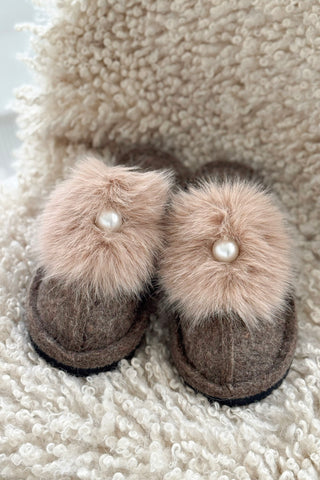 Toffeli aamutossut helmellä, ruskea