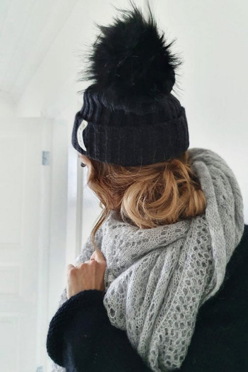 Pom-pom beanie, black – BYPIAS - Main Image